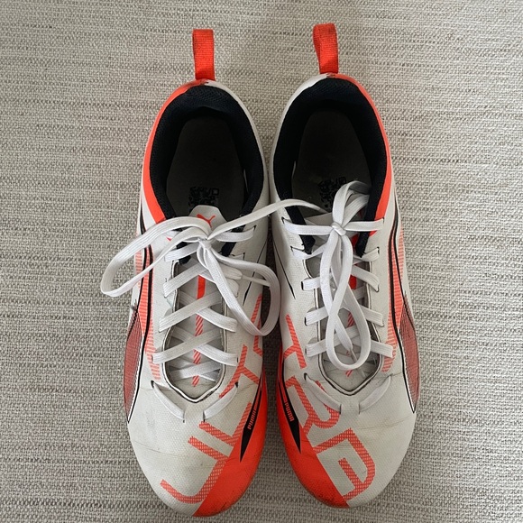 Puma White and Red Soccer Cleats- Size 6. Unisex. - Picture 4 of 9